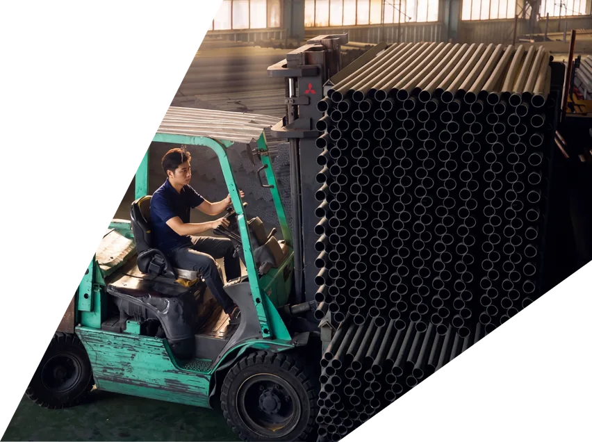 Xe nâng vận chuyển ống nhựa trong nhà máy Minh Hùng
